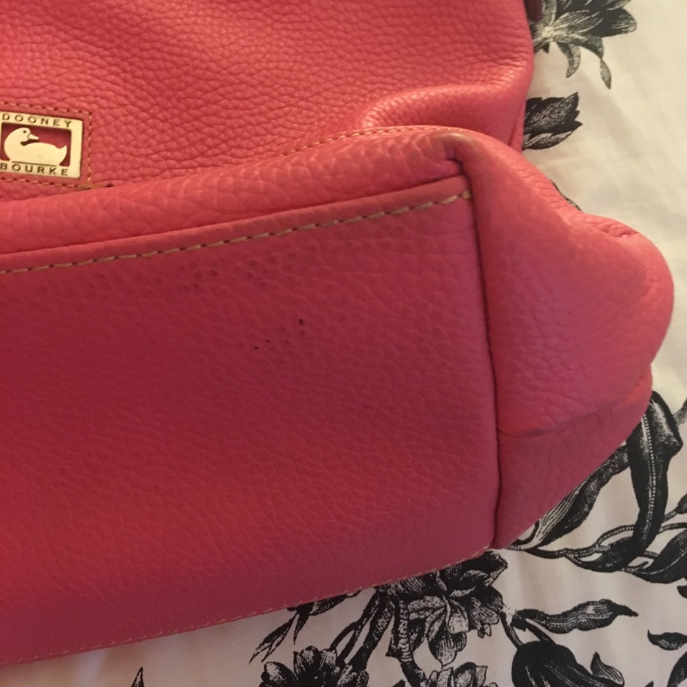 Gorgeous Dooney & Bourke Handbag - Picture 4 of 8